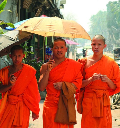 Monniken op pad in Vientiane, Laos