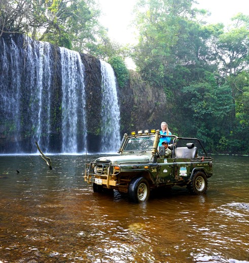 Tijdens de jeeptour scheur je door het water naar de diverse watervallen die je tegenkomt toe.