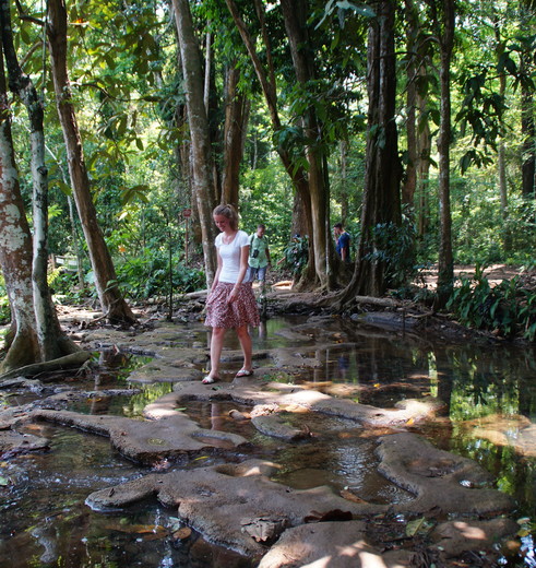 Een mooie wandeling maken bij de Kuang Si watervallen, heerlijk rustig en koel in de schaduw.
