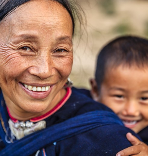 Vrouw en kind van traditionele stam in Laos