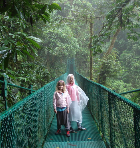 Kinderen op een hangbrug in Monteverde, Costa Rica