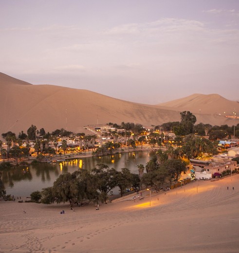 De zandduinen en oase van Huacachina in Peru