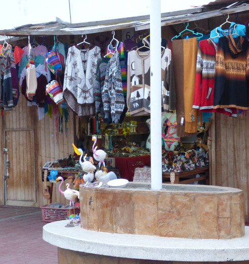 Leuk-marktkraampje-met-lokale-kleding(10)