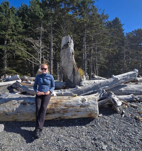 Lisanne tussen aangespoelde boomstammen in Olympic National Park, USA