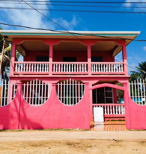 Vrolijk gekleurd huis op Little Corn Island, Nicaragua