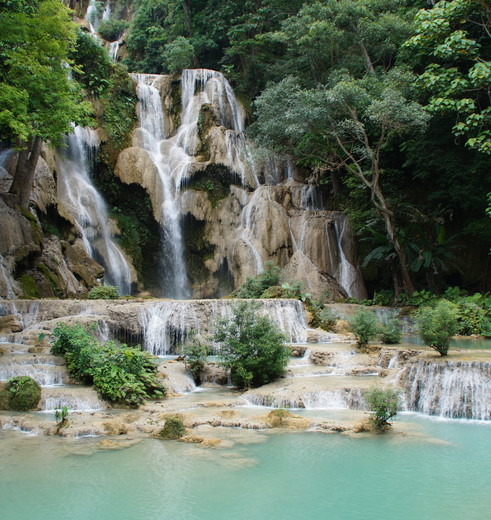 Zwem in het helderblauwe water van een waterval