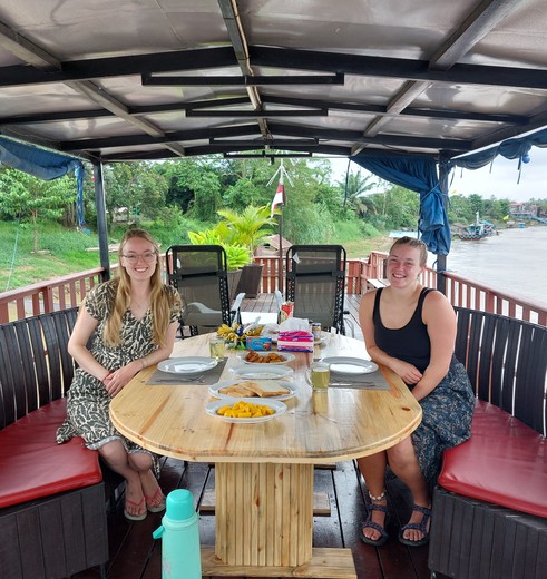 Melany en Tessa op de houseboat op de Mahakam Rivier Kalimantan