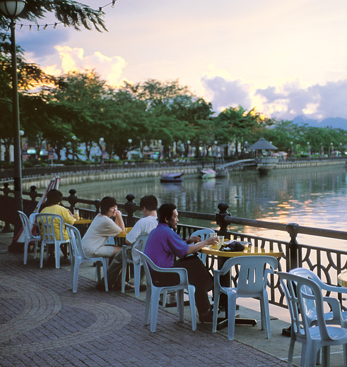 Heerlijk op een terrasje langs de rivier in Kuching, Sarawak, Maleisisch Borneo