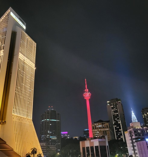 Allemaal lichtjes in de avond in Kuala Lumpur