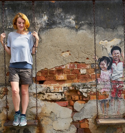 Net echt: schommelen bij de streetart in de straten van Penang Maleisië