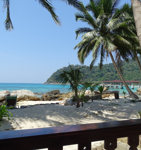 Het uitzicht vanaf het huisje op het strand van Pulau Perhentian