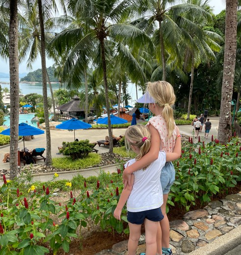 Maleisië, het strand van Langkawi met kinderen