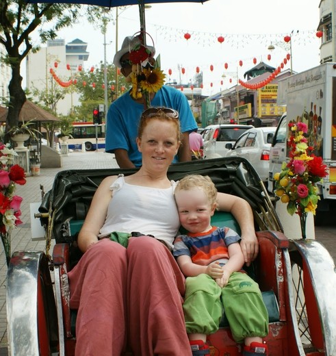 Moeder en kind samen op pad door Kuala Lumpur, Maleisie