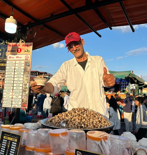 Vriendelijke marktkoopman in Marrakech