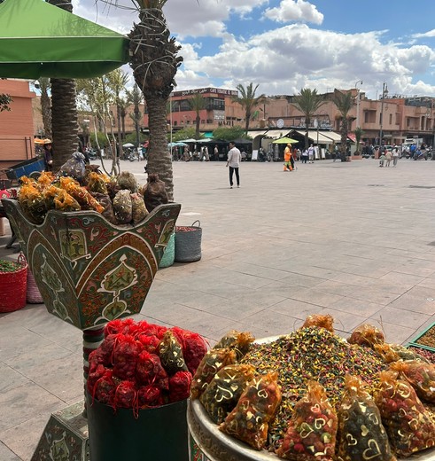 Struin door de straatjes en over het plein in Marrakech