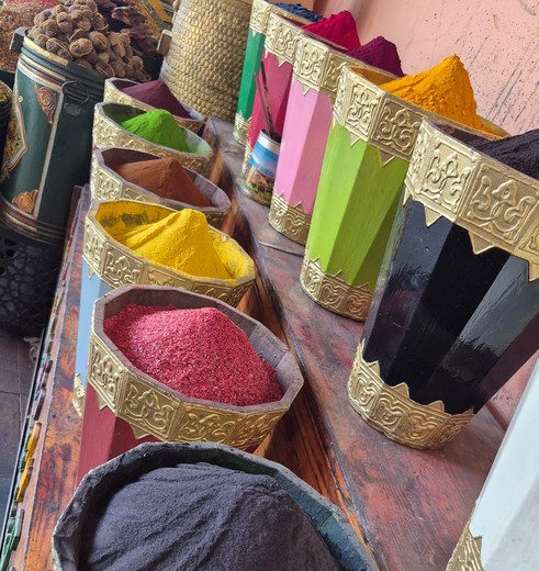 De kleurrijke kruiden zijn keurig uitgestald op de markt in Marrakech