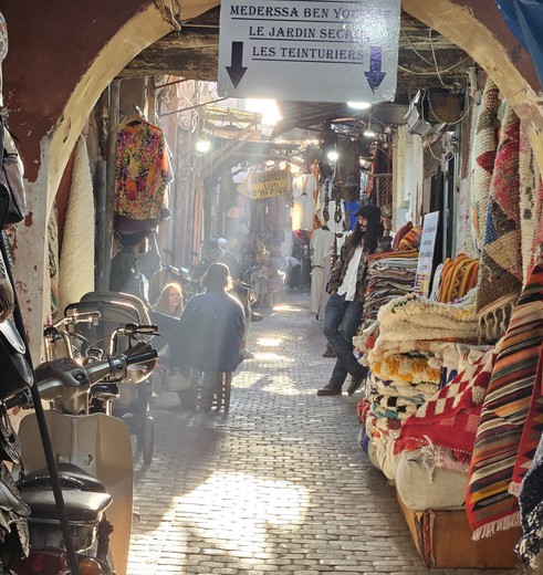 Wandelen door de smalle straatjes van Marrakech