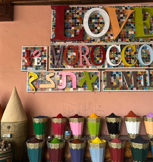 Er zijn veel kleurrijke straatjes te vinden in Marrakech