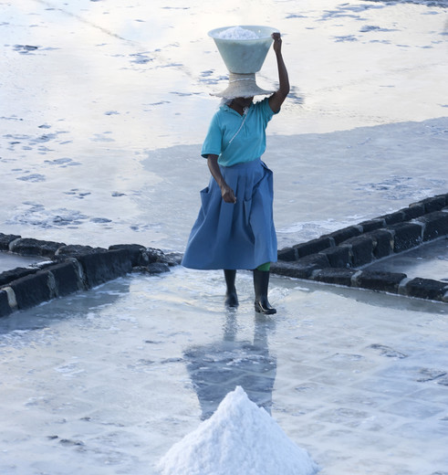 Een lokale bewoonster draagt het zout in de omgeving van Poste Lafayette, Mauritius