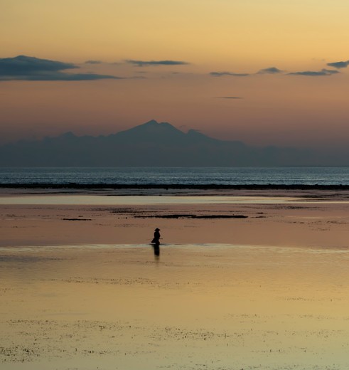 Op het strand met zonsopgang in Sanur, Bali