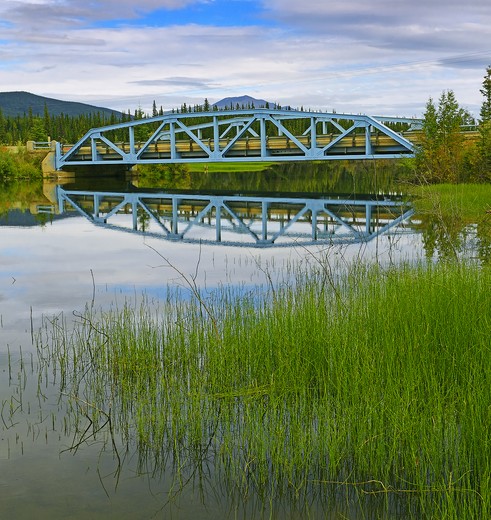 Brug langs de route naar Mayo, Yukon, Canada Brug langs de route naar Mayo, Yukon, Canada