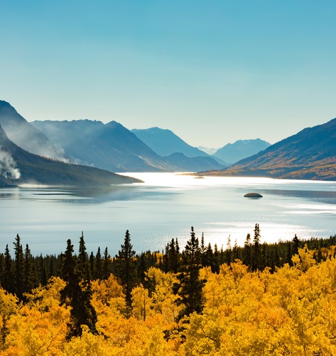 Uitzicht over Lake Tagish, Yukon, Canada
