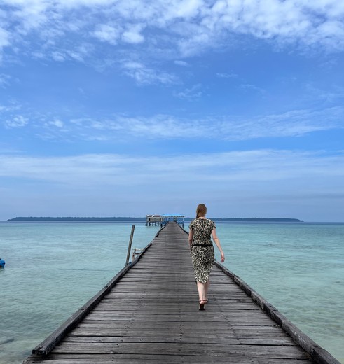 Melany loopt naar zee Payung Payung village