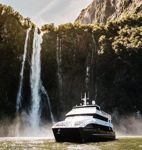 Zie meer van de beroemde Milford Sound met een nacht aan boord van een schip