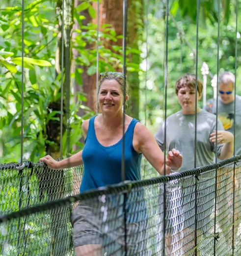 Wandel over de hangbruggen in Arenal National Park