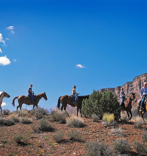 Via de roodgekleurde rotsen rijdt u per paard naar de mooiste punten van Moab, Amerika