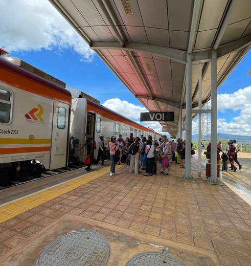 Per trein van Nairobi naar Mombasa, Kenia