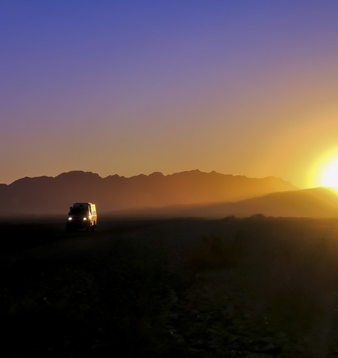 Met de auto met prachtige zonsopkomst bij Sossusvlei, Namibië