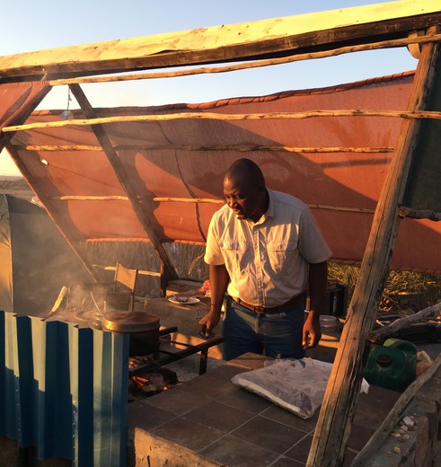 Onze gids Kenneth maakte een lekkere maaltijd klaar in Sossusvlei, Namibië