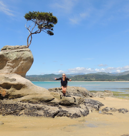 Ontspan op het strand in Abel Tasman, Nieuw-Zeeland