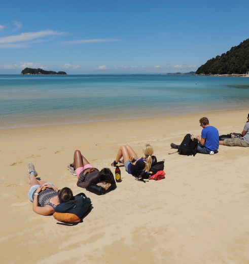 Ontspannen op het strand, Abel Tasman, Nieuw-Zeeland