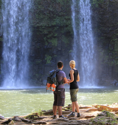 Koppel bij waterval, Bay of Islands, Nieuw-Zeeland