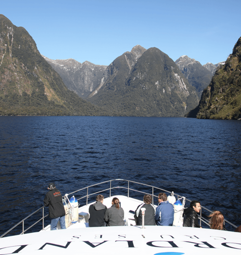 uitzicht vanaf het dek van het cruiseschip, Doubtful Sound, Nieuw-Zeeland