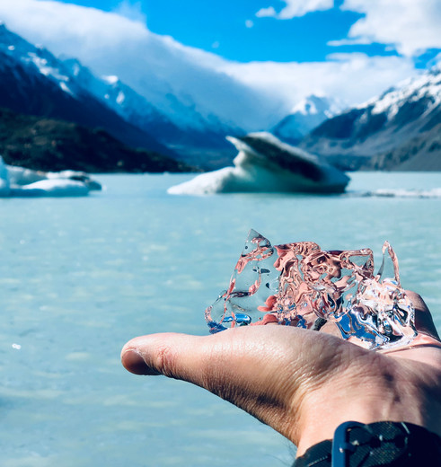 IJs uit gletsjermeer bij Mount Cook National Park, Nieuw-Zeeland: