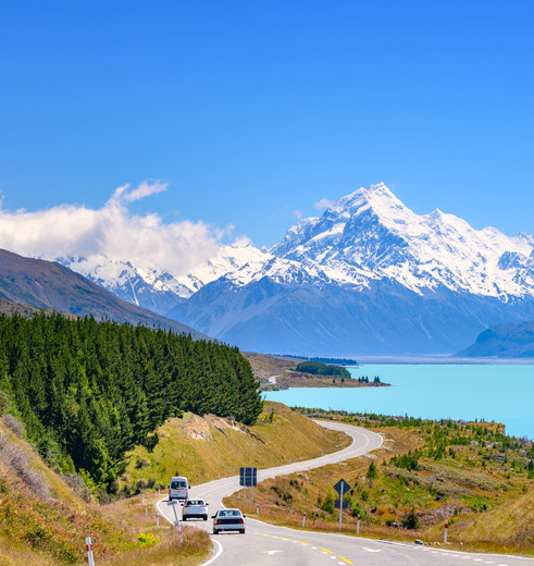 Route langs Lake Pukaki bij Twizel, Nieuw-Zeeland: