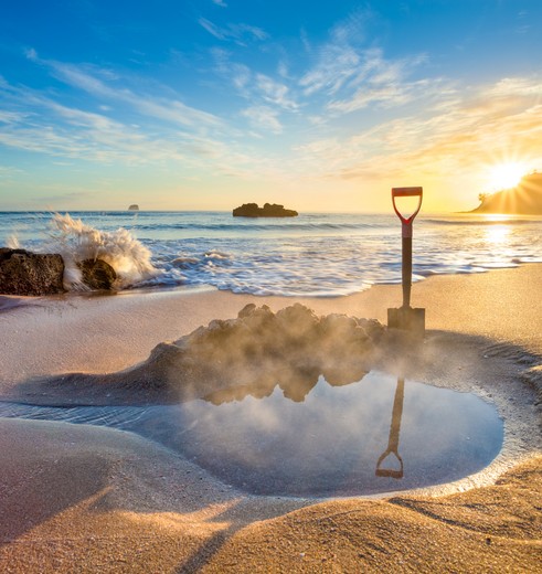 Graaf je eigen hotspring, Coromandel, Nieuw-Zeeland
