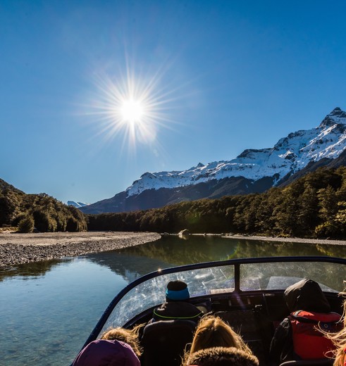 Scheuren op het water op de jetboat bij Queenstown, Nieuw-Zeeland
