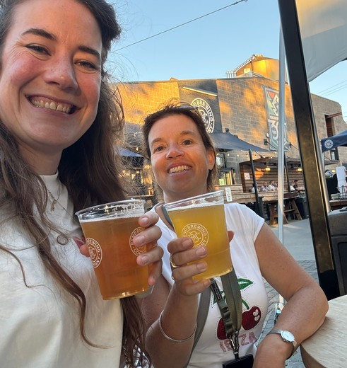 Collega's Anne en Irene proeven lokaal bier in Bend, Verenigde Staten