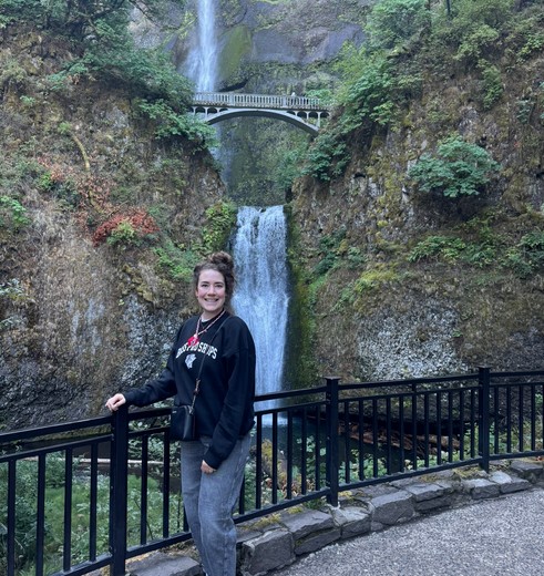Collega Anne bij de Multnomah waterval, Verenigde Staten