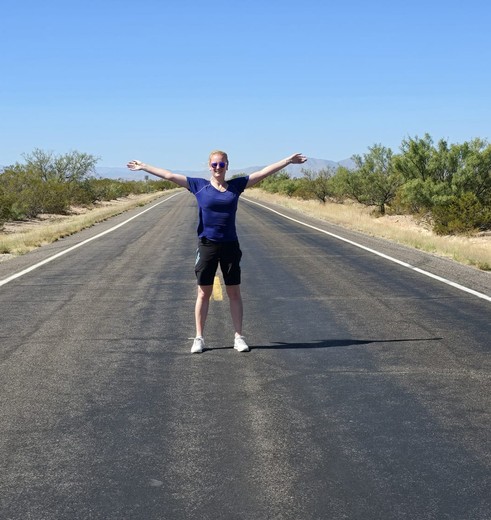 Rustige wegen door uitgestrekte landschappen in Texas en New Mexico, USA