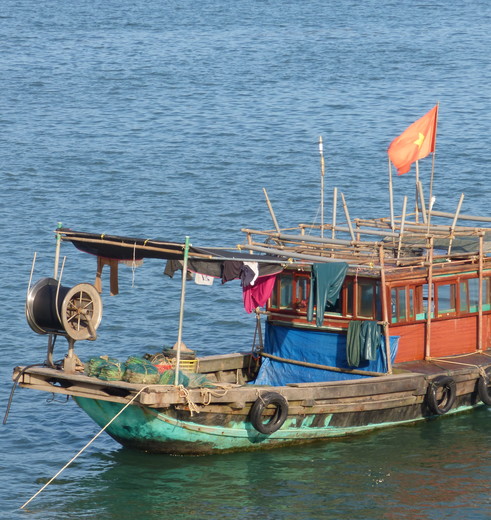 Een lokale vissersboot in Halong Bay