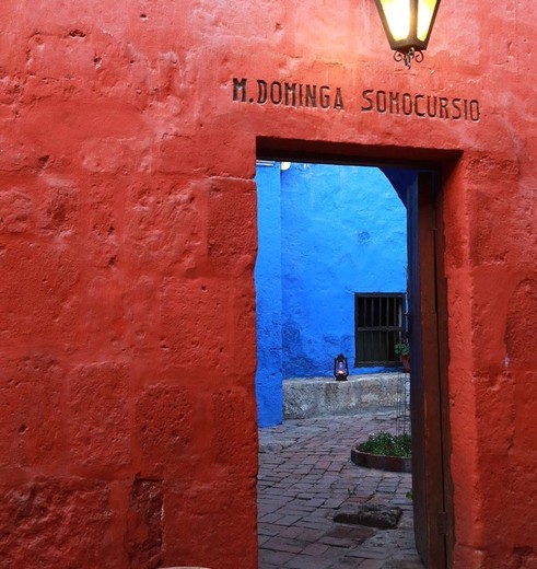 Warme, fotogenieke kleuren op de gebouwen in Arequipa, Peru