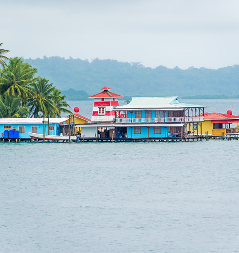 Gekleurde huisjes op Bocas del Toro, Panama