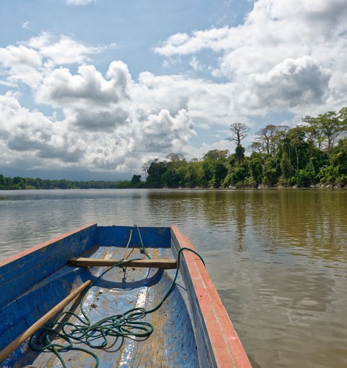 Varen over de Chucunaque-rivier in Darien in Panama