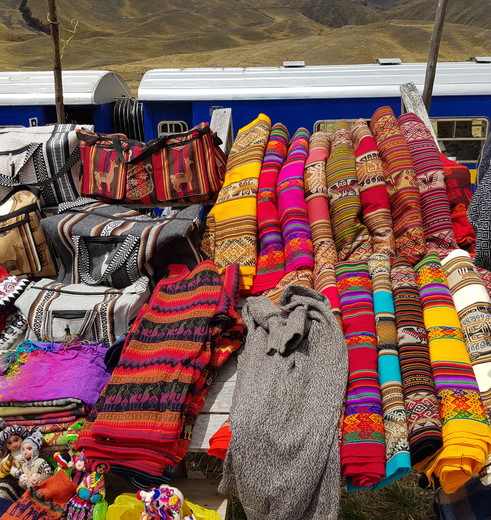 Peru-Cuzco-Puno-kleurrijke-stoffen_1_357639