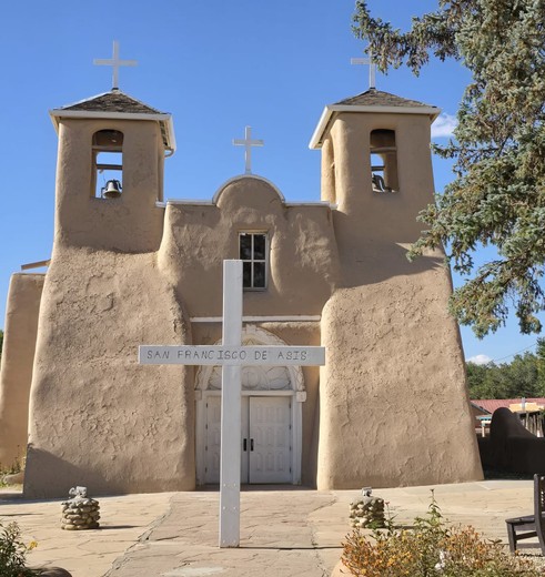 De adobe kerk op het plein midden in het historische centrum van Albuquerque